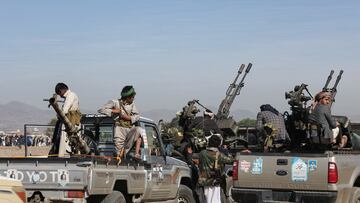 Armed Houthi followers man machine guns on pick-up trucks during a protest to decry the U.S.-led strikes on Houthi targets and to show support to Palestinians in the Gaza Strip, amid the ongoing conflict between Israel and the Palestinian Islamist group Hamas, near Sanaa, Yemen January 25, 2024. REUTERS/Khaled Abdullah