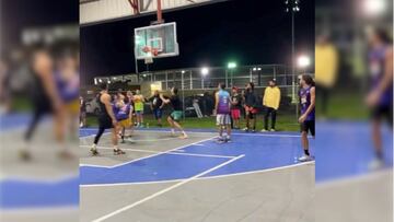 La impresionante canasta en un partido de baloncesto de barrio