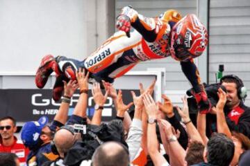 Márquez celebra con su equipo la victoria en el GP de Alemania. "He confiado en Honda siempre. Mi corazón y mi cabeza están en Honda."