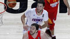 Pau Gasol y Joffrey Lauvergne, durante los cuartos de final del Mundial 2014.