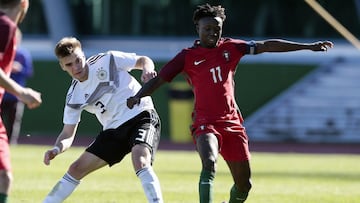 Joelson Fernandes disputando un partido con su selección