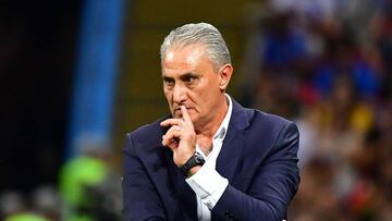 Brazil's coach Tite (R) looks on during the Russia 2018 World Cup quarter-final football match between Brazil and Belgium at the Kazan Arena in Kazan on July 6, 2018. / AFP PHOTO / Luis Acosta / RESTRICTED TO EDITORIAL USE - NO MOBILE PUSH ALERTS/DO