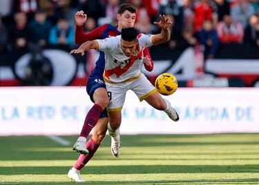 Duelo entre Andreas Christensen y Radamel Falcao.
