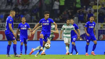 Pol Fernández controla el balón en la Final contra Santos Laguna