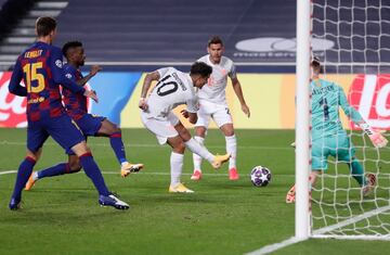 Tambi¨¦n Coutinho anot¨® el definitivo e hist¨®rico 2-8 del partido.