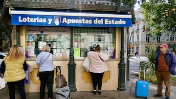 Varias personas hacen cola para adquirir los últimos décimos de la Lotería de Navidad en las administraciones de la capital, a 19 de diciembre de 2023, en Málaga (Andalucía, España)
20 DICIEMBRE 2023
Álex Zea / Europa Press
20/12/2023