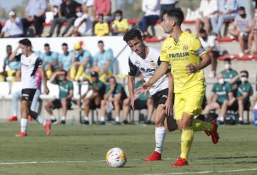 Manu Trigueros con el balón perseguido por Hugo Guillamón
