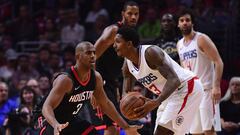 Lou Williams es defendido por Chris Paul en el primer partido del base ante los Clippers como visitante desde su marcha en el verano de 2017.