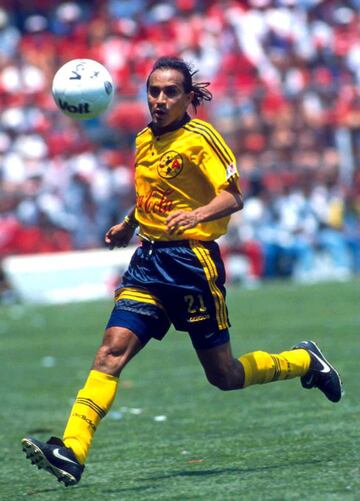 El Potro salió del Atlante a finales de la década de los 80, pero fue con Ricardo La Volpe con quien encontró su mejor nivel y fue campeón con los Potros en 1993. Tras obtener el éxito con los azulgranas, pasó al América