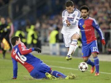 Eden Hazard del Chelsea ante Fabian Schaer y Mohamed Salah del Basilea, durante un partido del Grupo E de la Liga de Campeones de la UEFA en el estadio St. Jakob-Park de Basilea (Suiza).