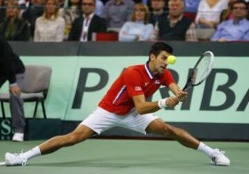 Djokovic devuelve la bola a Tomas Berdych en el cuarto partido.