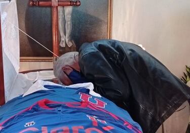 La emotiva foto de Leonel en el velorio de Carlos Campos