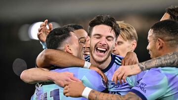 Arsenal's Brazilian midfielder #11 Gabriel Martinelli (L) celebrates with Arsenal's English midfielder #41 Declan Rice (C) and teammates after scoring his team fourth goal during the English Premier League football match between Crystal Palace and Arsenal at Selhurst Park in south London on December 21, 2024. (Photo by Glyn KIRK / AFP) / RESTRICTED TO EDITORIAL USE. No use with unauthorized audio, video, data, fixture lists, club/league logos or 'live' services. Online in-match use limited to 120 images. An additional 40 images may be used in extra time. No video emulation. Social media in-match use limited to 120 images. An additional 40 images may be used in extra time. No use in betting publications, games or single club/league/player publications. /