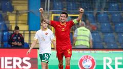 Stefan Savic celebra un gol con Montenegro.