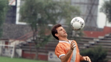 Action photo of Javier Aguirre soccer aces/Foto de acción de Javier Aguirre Asese de futbol/1987/ MEXSPORT / Juvagol-Mexsport
Action photo of Javier Aguirre soccer aces/Foto de accin de Javier Aguirre Asese de futbol/1987/ MEXSPORT / Juvagol-Mexsport