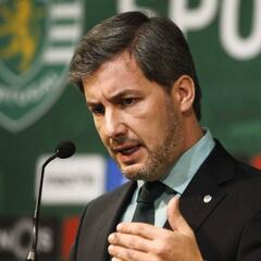 El presidente del Sporting estalla y suspende a 18 jugadores