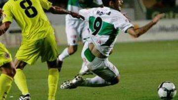 <b>TRIUNFO AMARILLO. </b>Matilla intenta frenar a Molina, que cae al suelo y pierde el esférico. El ariete franjiverde no pudo ser tan determinante como en otros partidos.