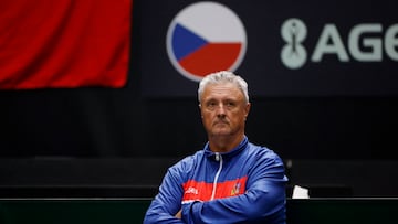 Tennis - Davis Cup - Group B - Spain v Czech Republic - Pabellon Fuente de San Luis, Valencia, Spain - September 11, 2024 Czech Republic captain Jaroslav Navratil watches Jakub Mensik and Adam Pavlasek during their doubles match against Spain's Carlos Alcaraz and Marcel Granollers REUTERS/Eva Manez
