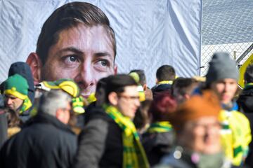 El FC Nantes se ha enfrentado hoy al Nîmes Olympique el cual ha sido la última despedida a el exjugador Emiliano Sala tras su fallecimiento. Los jugadores del club francés ha disputado el partido con vestimenta negra y con el nombre del argentino en la espalda.

