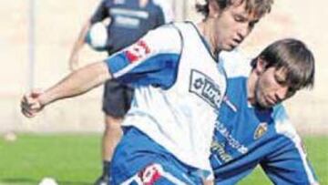 <b>JUGÓN. </b>Longás pisa un balón durante un entrenamiento.