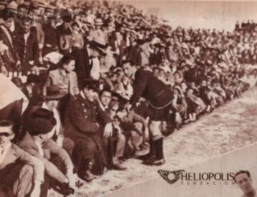 2ª Jornada.-Domingo 17-02-1935.-PATRONATO: BETIS BALOMPIÉ-1 (TIMIMI) vs. Madrid FC-0. FOTO: El árbitro aragonés Julio Ostalé Gómez, posiblemente hablando con miembros de la fuerza del orden público, y ante la mayor entrada de la temporada, habla con la misma ubicada al borde del terreno de juego.