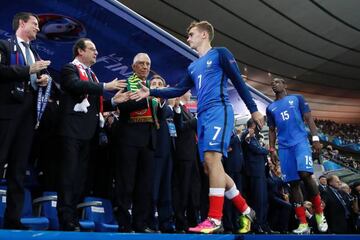 France's President Francois Hollande (2-L) shakes hands with France's Antoine Griezmann *(C) after the Euro 2016 final