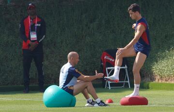 El jugador del Valencia Hugo Guillamón durante el entrenamiento de la selección española de esta mañana.