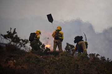 Bomberos de Asturias trabajan para extinguir las llamas en un incendio forestal en Toraño, Asturias (España). El Gobierno regional activó el pasado jueves por la noche  el Plan de Incendios Forestales del Principado de Asturias (INFOPA).