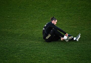 Real Madrid's Welsh forward Gareth Bale puts his shoes on during a public training session at the Ciudad Real Madrid training ground in Valdebebas, Madrid, on December 30, 2019. (Photo by OSCAR DEL POZO / AFP)