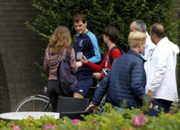 Primer entrenamiento de Iker Casillas con el Oporto en Holanda saludando a sus nuevos seguidores.