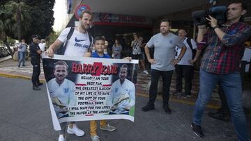 El gran protagonista fue Harry Kane, que pos&oacute; junto a un joven aficionado que llevaba una pancarta con fotos suyas.