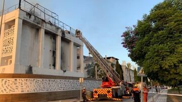 Bomberos trabajan en un incendio en un hotel de Marbella
 