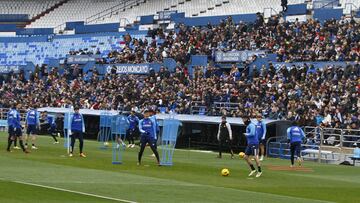 Los jugadores del Real Zaragoza se entrenan ante unos 5.000 aficionados.