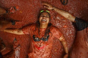 BUNOL, SPAIN - AUGUST 30: Revellers enjoy the atmosphere in tomato pulp while participating the annual Tomatina festival on August 30, 2017 in Bunol, Spain. An estimated 22,000 people threw 150 tons of ripe tomatoes in the world's biggest tomato fight held annually in this Spanish Mediterranean town. (Photo by Pablo Blazquez Dominguez/Getty Images)