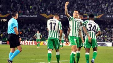 Tello celebra el tercero de los tantos del Betis en la Europa League.