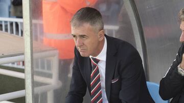 Lucas Alcaraz, en el banquillo durante un partido.