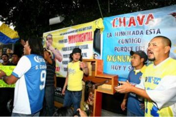 La afición siempre pendiente de Cabañas a las afueras del hospital hace 6 años