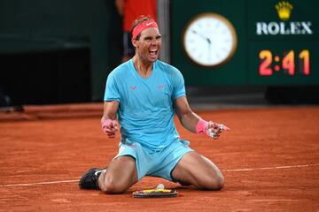 Rafa Nadal celebrando su victoria en Roland Garros por 13ª vez