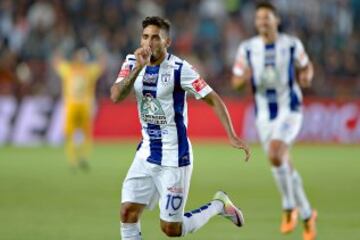 Jonathan Urretaviscaya, de Pachuca, celebra su gol.