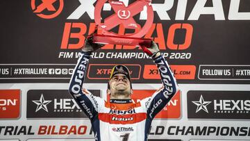 Toni Bou levanta su trofeo de ganador en el último trial de Bilbao.