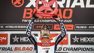 Toni Bou levanta su trofeo de ganador en el &uacute;ltimo trial de Bilbao.