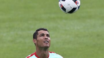. Paris (France), 11/06/2016.- Portugal soccer team player Cristiano Ronaldo during a training session in Marcoussis near Paris, France, 11 June 2016.
(RESTRICTIONS APPLY: For editorial news reporting purposes only. Not used for commercial or marketing purposes without prior written approval of UEFA. Images must appear as still images and must not emulate match action video footage. Photographs published in online publications (whether via the Internet or otherwise) shall have an interval of at least 20 seconds between the posting.) (Francia) EFE/EPA/MIGUEL A. LOPES