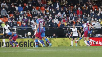 Pedri marca el 1-4 al Valencia. 