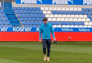 El curioso ritual de Birmancevic… caminando descalzo por Mendizorroza