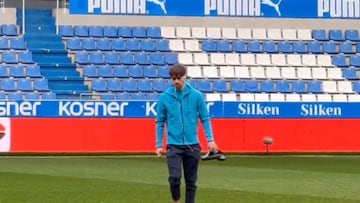 El curioso ritual de Birmancevic… caminando descalzo por Mendizorroza