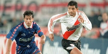 Ricardo Altamirano, tío de Lionel, a la derecha, enfrentando a Universidad de Chile.