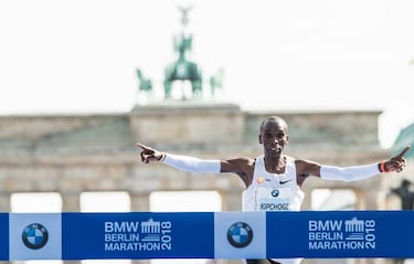 Kipchoge smashes marathon world record in Berlin