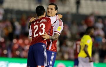 Federico Santander y Miguel Almirón celebran la victoria contra Ecuador