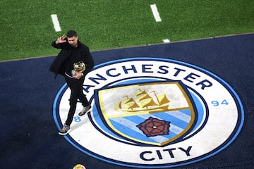 Emotivo homenaje del Manchester City a Rodri en el Etihad Stadium por su Balón de Oro.