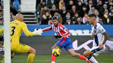 Atletico Madrid's Argentine midfielder #05 Rodrigo De Paul (C) challenges Leganes' Serbian goalkeeper #13 Marko Dmitrovic during the Spanish league football match between Club Deportivo Leganes SAD and Club Atletico de Madrid at the Butarque Municipal stadium in Leganes on January 18, 2025. (Photo by JAVIER SORIANO / AFP)